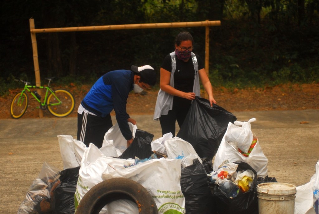 Con minga en Cerro Paraíso, Masa Crítica Guayaquil aporta al cuidado del&nbsp;medioambiente