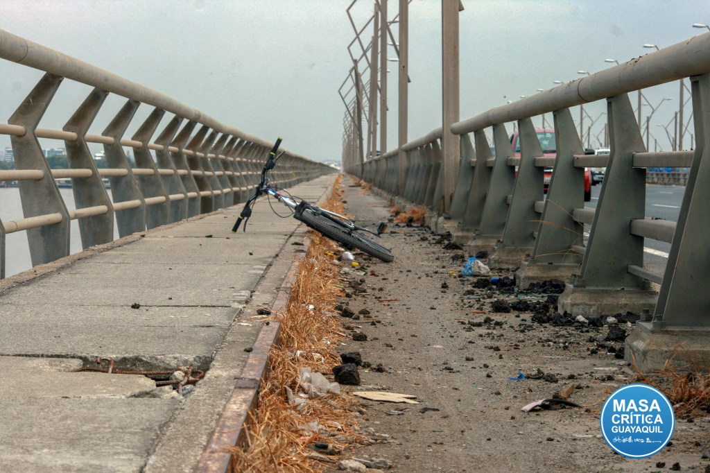 Ciclovía en puente de la Unidad Nacional, sucia y con obstáculos para&nbsp;ciclistas