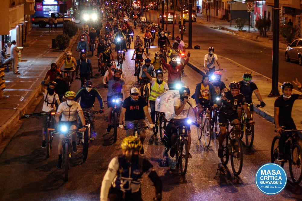 (FOTOGALERÍA) Cientos de ciclistas volvimos a disfrutar de la Masa Crítica nocturna en Guayaquil