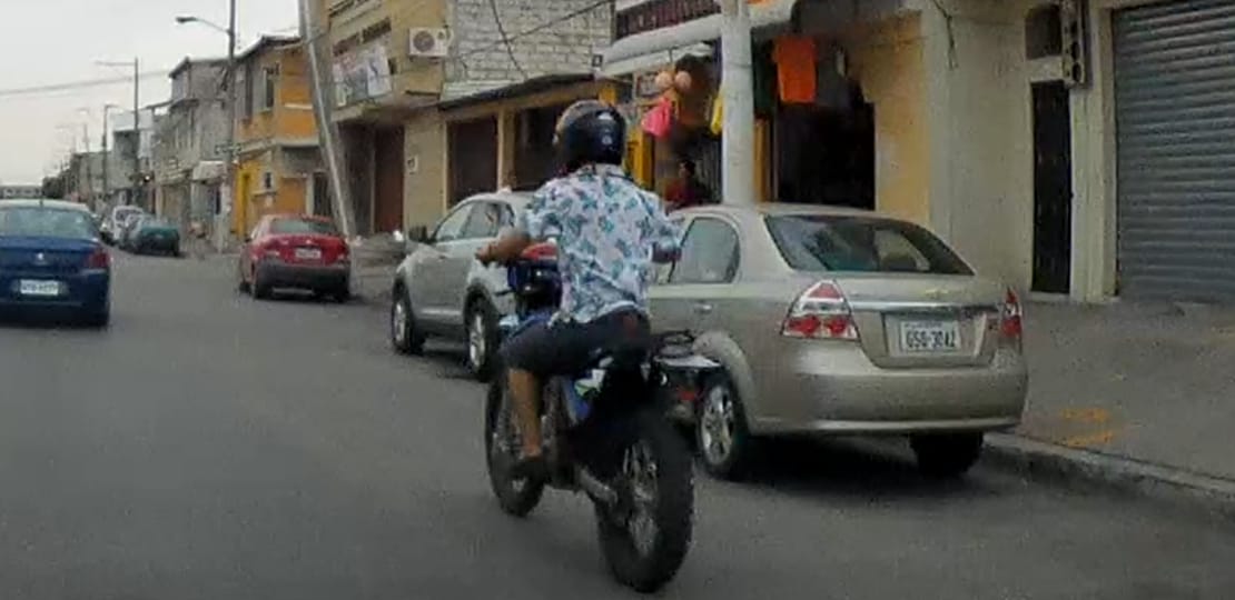 VIDEO Por exceso de velocidad, motociclista arrolló a peatón en el norte de Guayaquil