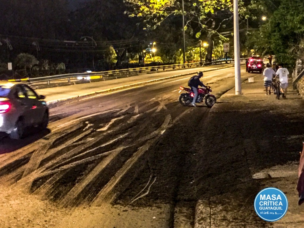 Guayaquil: Derrame de café provocó siniestro vial en avenida Carlos Julio&nbsp;Arosemena