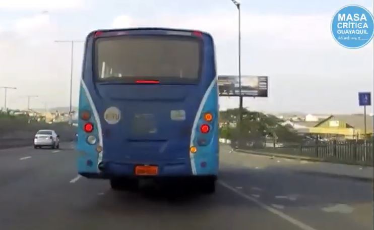 (VIDEO) Buses irrespetan paraderos en Guayaquil; SITU sigue sin&nbsp;funcionar