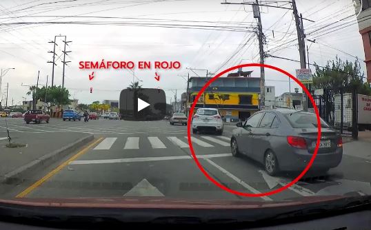 VIDEO | Autos cruzando la luz roja en Guayaquil sigue poniendo en riesgo a peatones
