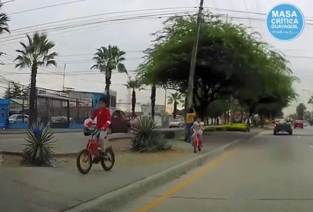 (VIDEO) Niños y adultos pedaleando en parterres muestra la necesidad de que vuelva la Recreovía en&nbsp;Guayaquil
