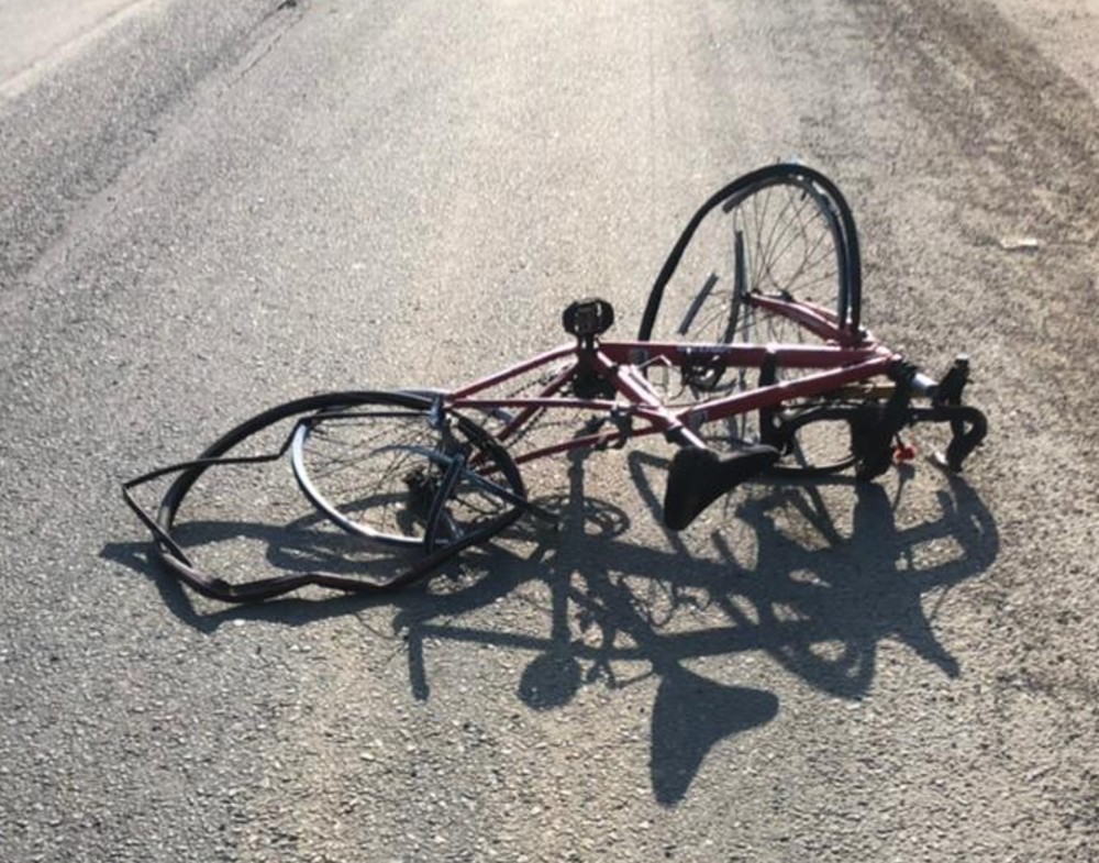 Ciclista murió tras ser atropellado por un auto en Puerto Hondo; conductor huyó