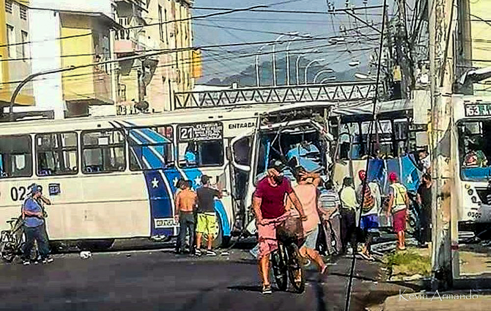 VIDEO | Violento choque de dos buses en Guayaquil muestra la inseguridad vial y lo peligroso del exceso de&nbsp;velocidad