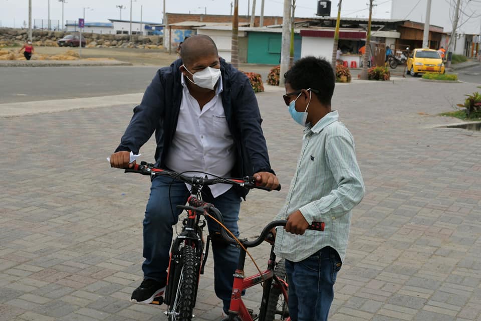 Juan, el niño de Jaramijó que pidió ayuda a su alcalde para reparar la bicicleta con la que ayuda a su familia