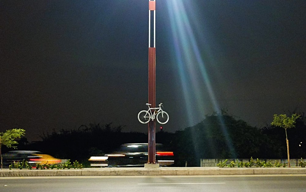 Se retiró bicicleta blanca que Masa Crítica puso en Samborondón por Santiago Jaramillo; alcalde Juan José Yúnez colocó placa que no lo menciona