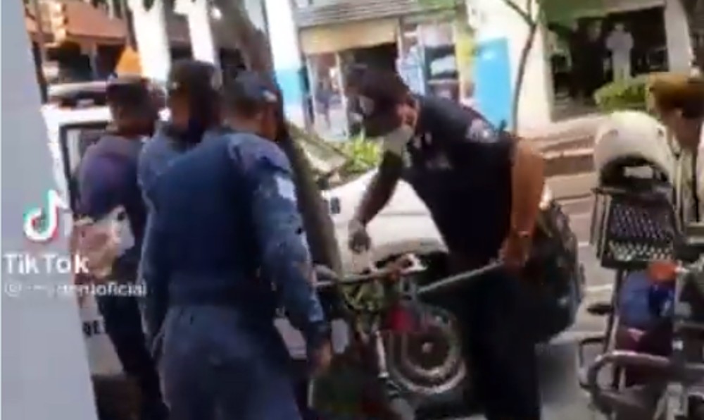 (VIDEO) Bicicleta retirada a la fuerza por Policía Metropolitana de Guayaquil muestra falta de garantías para la movilidad sostenible en la ciudad