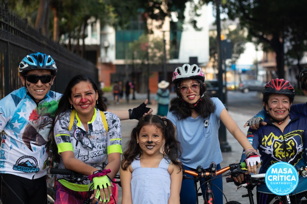 Disfraces, música y premios hubo en nuestra Masa Crítica de&nbsp;Halloween