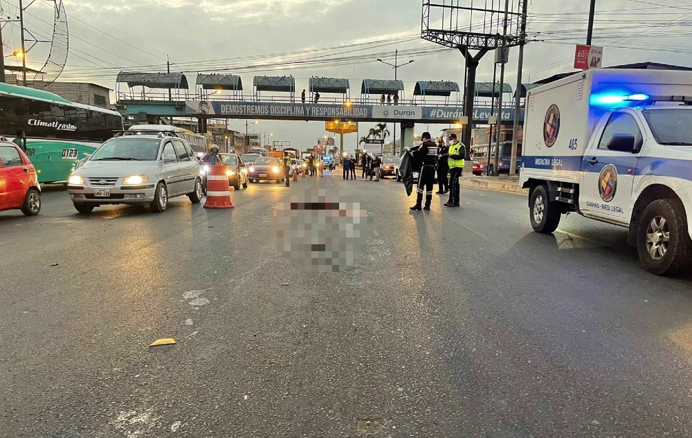 Peatona fue asesinada junto a puente antipeatonal en Durán; exceso de velocidad y deficiente infraestructura atentan a la caminabilidad