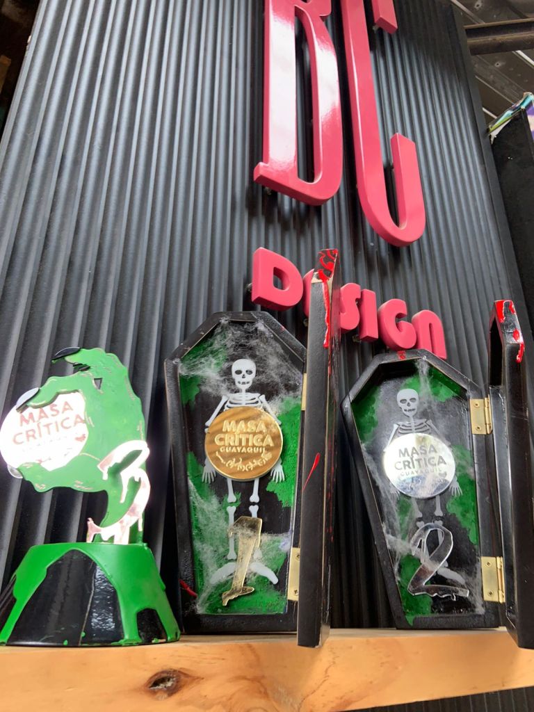 A los mejores disfraces entregamos los premios elaborados por BC Design