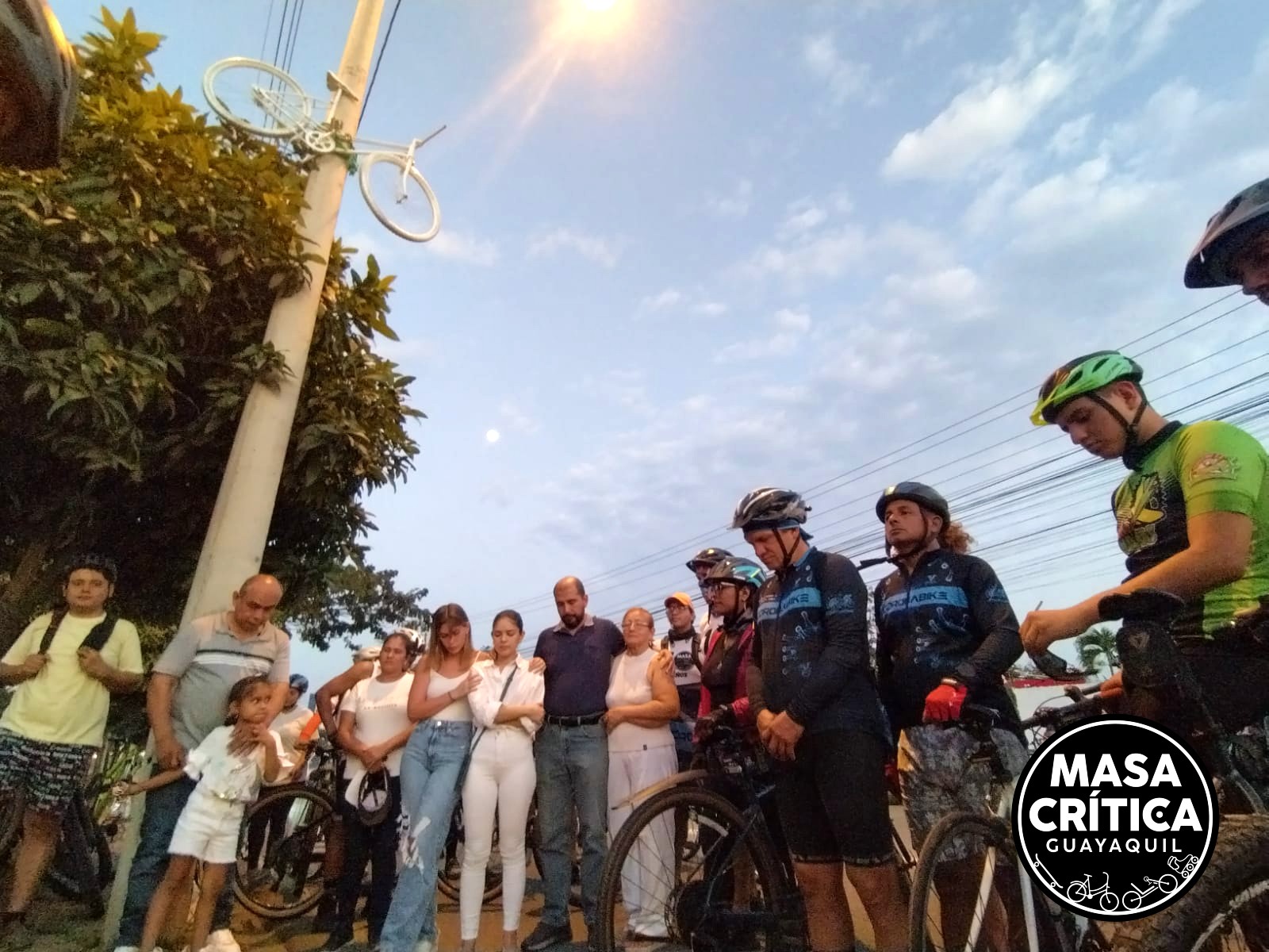 Colocamos bicicleta blanca en memoria de los tres biciusuarios asesinados en vía a la costa