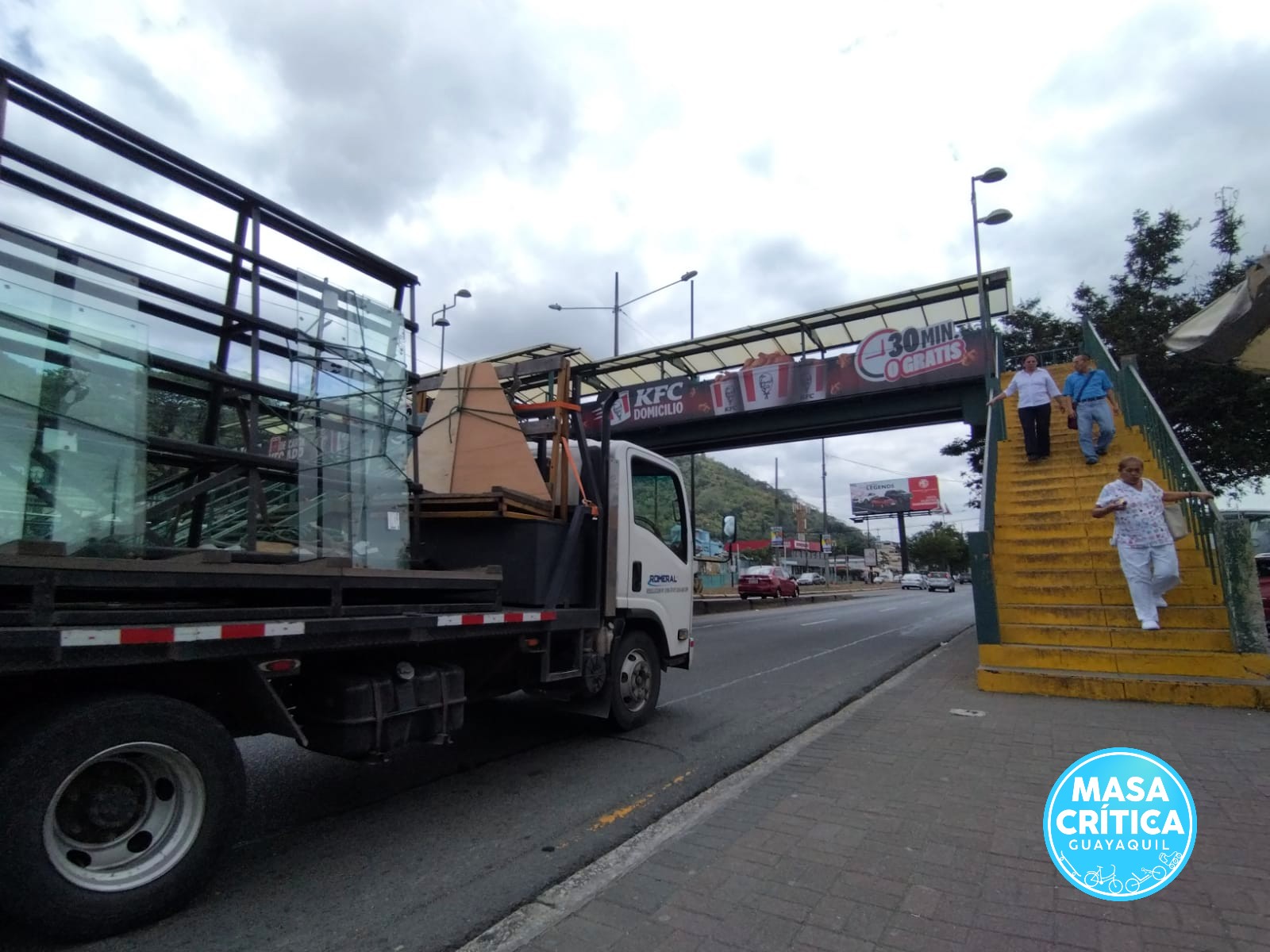 Cuáles son los cruces adecuados para peatones y por qué los puentes son antipeatonales