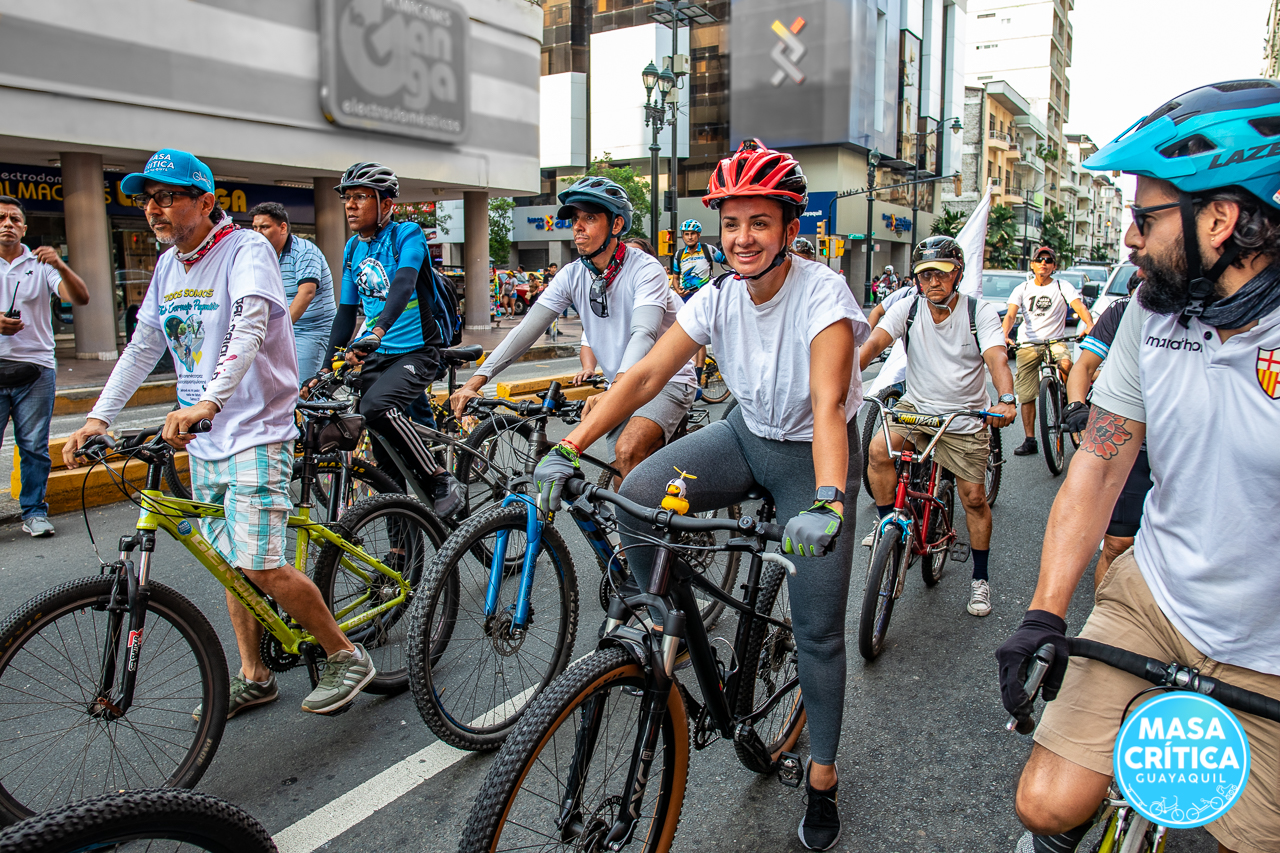 Con pedaleada blanca, Masa Crítica Guayaquil recordó a víctimas de siniestros viales