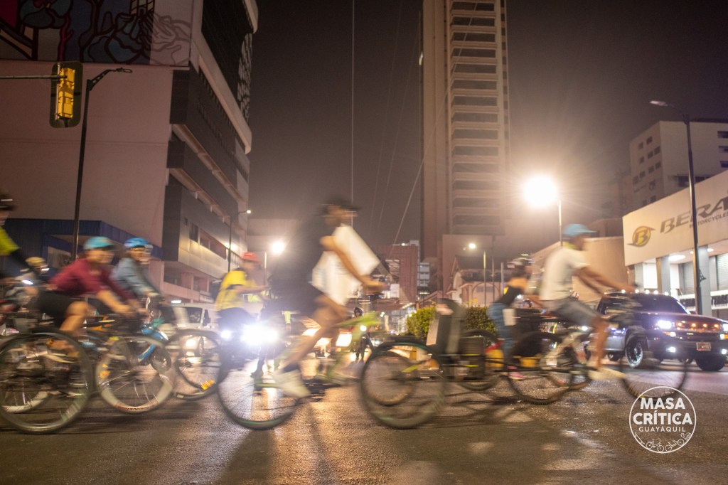 Con ciclomarcha, Masa Crítica Guayaquil rechazó los pasos a desnivel en Los&nbsp;Ceibos
