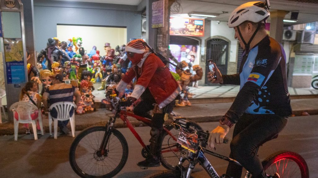 Masa Crítica celebró entre árboles navideños y años viejos en&nbsp;Guayaquil