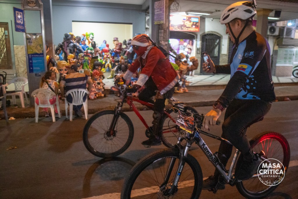 Masa Crítica celebró entre árboles navideños y años viejos en&nbsp;Guayaquil